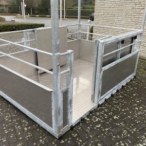 Schweinetransportbox mit Schiebetür, Dach und Unterteilungstüren