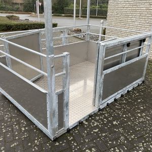 Schweinetransportbox mit Schiebetür, Dach und Unterteilungstüren