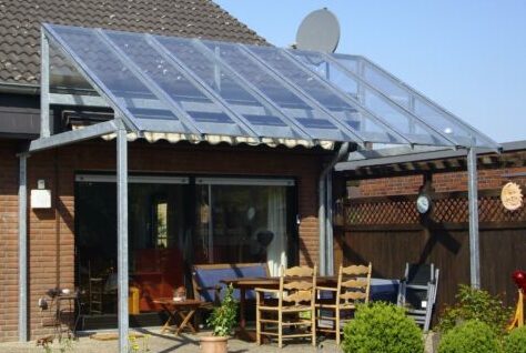 Metalldach mit transparenten Elementen"